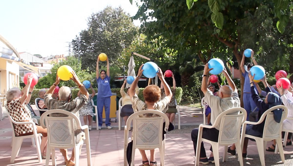 Sesión de actividad física al aire libre en la Residencia Nazaret de Malgrat de Mar