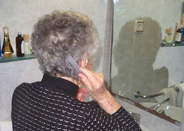 Una residente de la Residencia Nazaret se peina