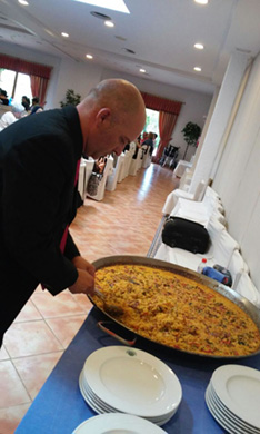 Los residentes de la residencia San José disfrutan de una paella en un restaurante de la Albufera.
