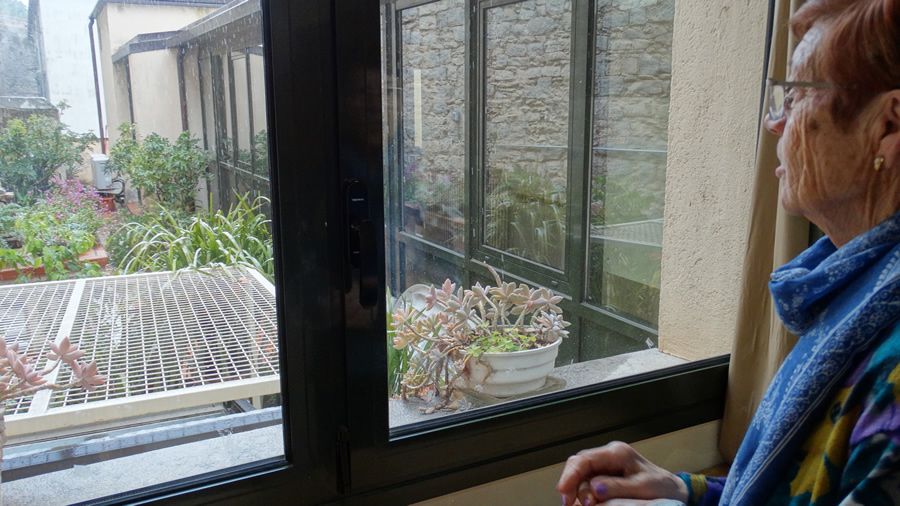 Una resident del Centre Geriàtric Maria Gay de Girona veu com neva des de la finestra