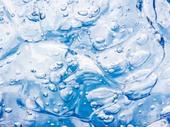La disfàgia o els problemes de deglució en persones grans (III): aigua gelificada